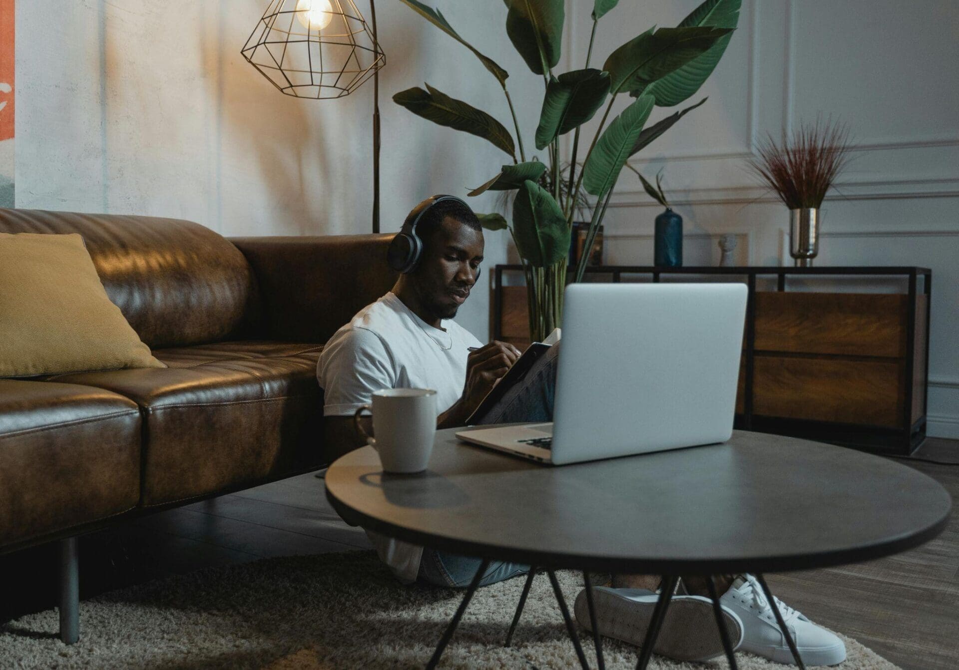 6cc0eb53-5a7d-4d34-aae1-43b3513961b2 A person planning to start his own business at home.